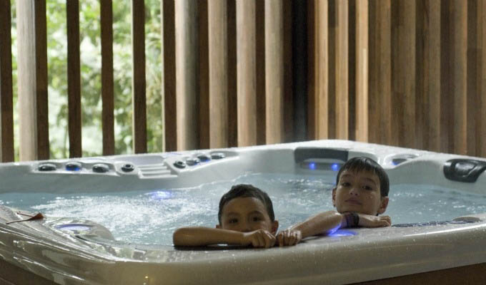 Mashpi Lodge, Kids Relaxing in The Bath Tub © Metropolitan Touring - Ecuador