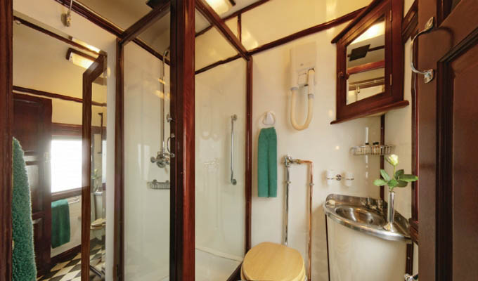 Deluxe Suite Shower - Rovos Rail