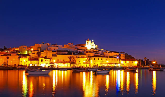Ferragudo at night - a typical city of Algarve © Steve Photography/Shutterstock - Portugal