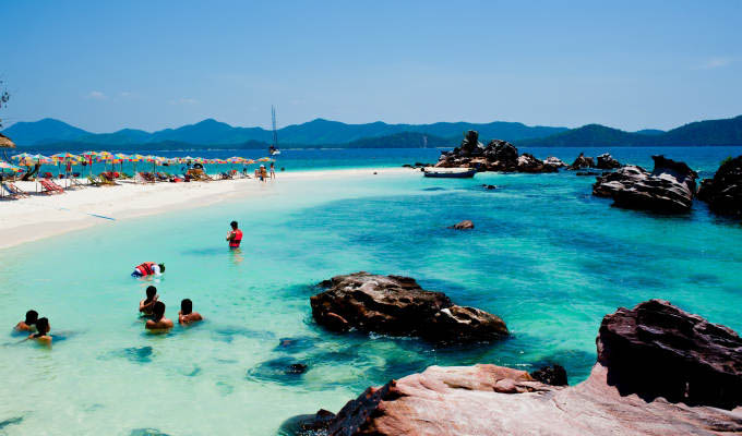 Tourists Relax on the beach © Buntoon Rodseng/Shutterstock - Phuket