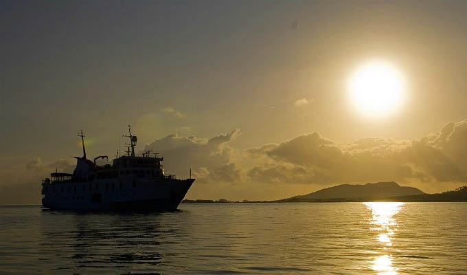 Gálapagos, La Pinta Yacht at Sunset © Metropolitan Touring - Ecuador