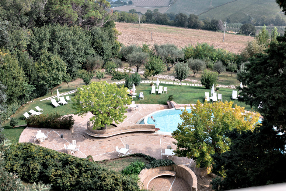  - Vista panoramica del giardino con piscina