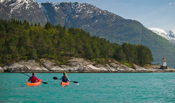 Kayaking on the Hardangerfjord © C H - Visitnorway.com - Norway