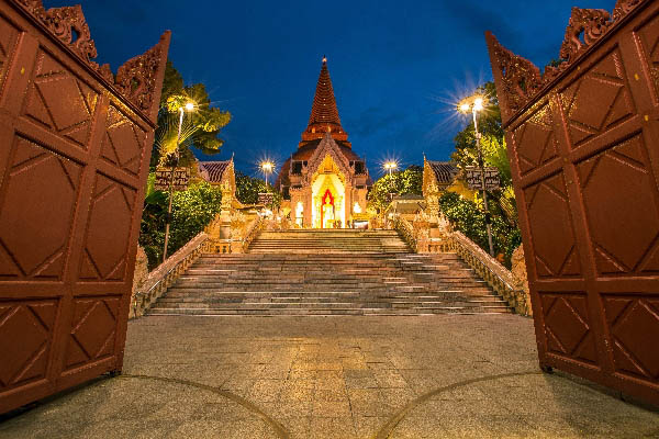 Golden Pagoda Phra Phantom Chedi of Nakhon Phatom Province near Bangkok © chaiyut samsuk - Bangkok