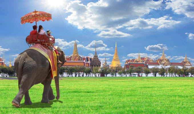Elephant and The Buddhist temple of Wat Phra Kaeo at the Grand Palace © Thanapun/Shutterstock - Bangkok