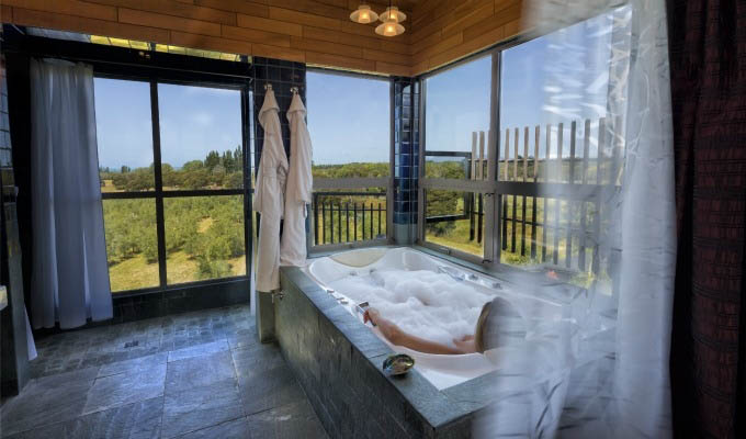 Hapuku Lodge & Tree Houses, Tree House Bath Tub - New Zealand