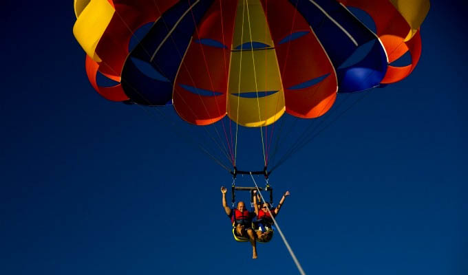 Eagles Nest Lodge, Parasailing - New Zealand