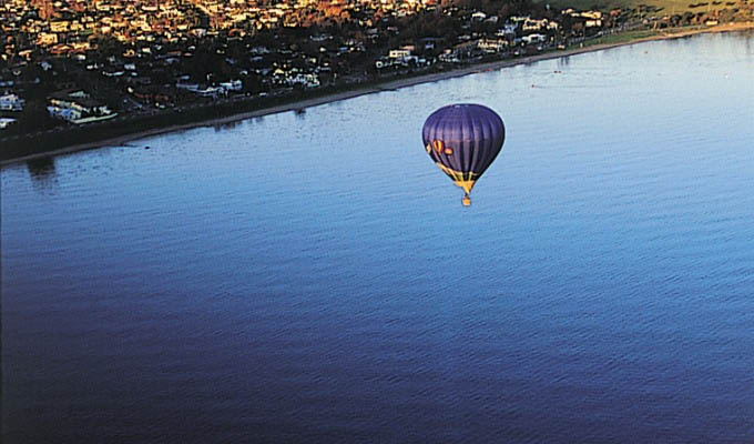 Ballooning over Lake Taupo - New Zealand