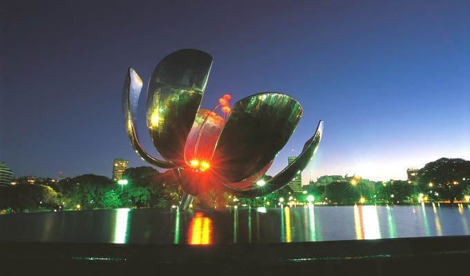 Buenos Aires - Floralis Generica - Argentina