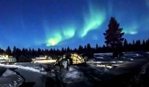 L'aurora attraverso gli igloo di vetro