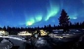 L'aurora attraverso gli igloo di vetro